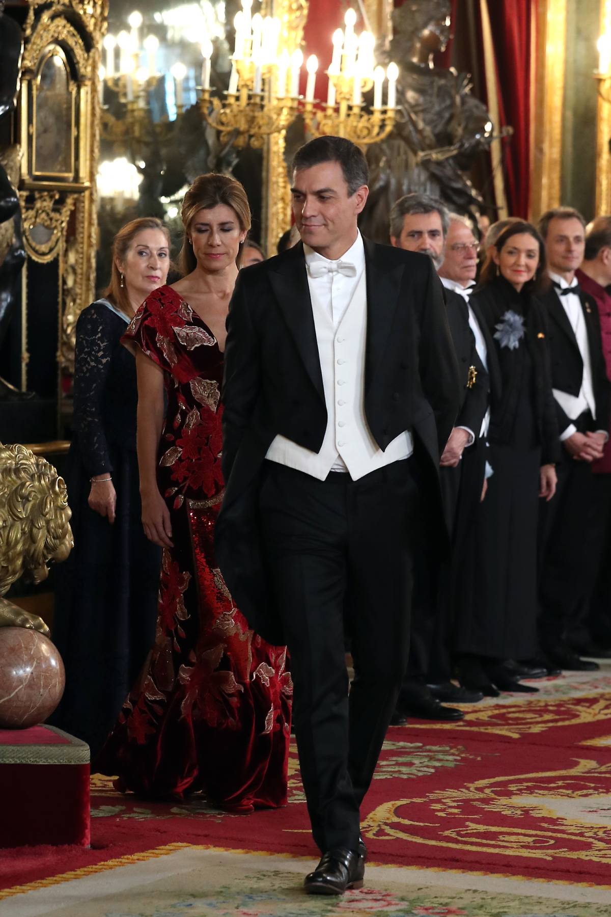 Pedro Sánchez y su esposa, Begoña Gómez, asistieron el 28 de noviembre de 2018 a la cena de gala. (Foto: Gtres)