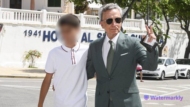 José Ortega Cano junto a su hijo menor. (Foto: Gtres)