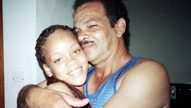 Rihanna y su padre. (Foto: Gtres)