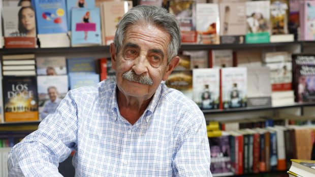 Miguel Ángel Revilla en la feria del libro de Madrid. (Foto: Gtres)