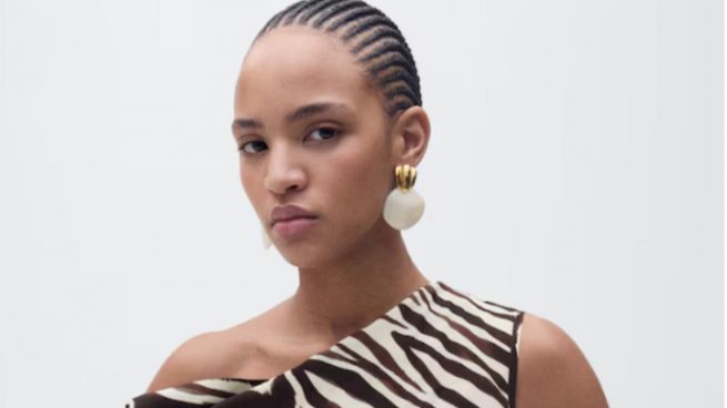 La blusa más bonita y favorecedora de Mango está arrasando en redes: perfecta para tus cenas de verano