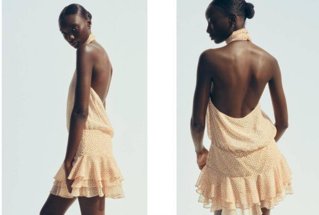 Vestido corto floral con volantes y escote halter. (Zara)