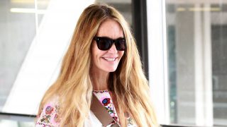 Elle Macpherson a su llegada a Madrid. (Foto: Gtres)