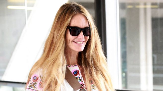 Elle Macpherson a su llegada a Madrid. (Foto: Gtres)