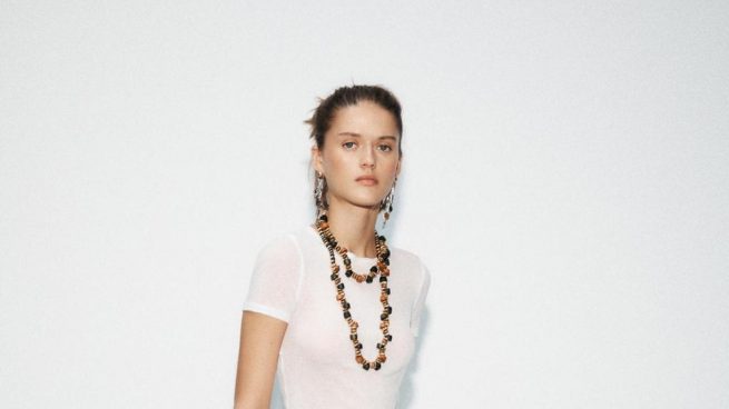 5 faldas largas de Zara que se rifan entre las bajitas: elegantes y versátiles para ir a la oficina