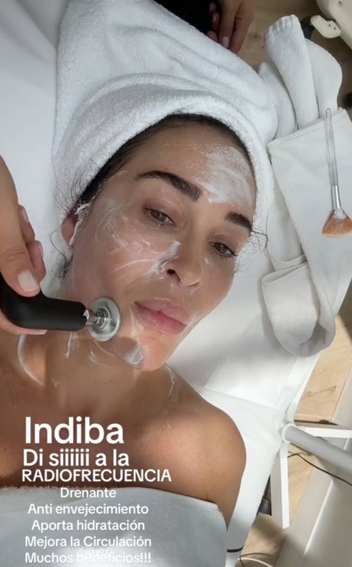 Vicky Martín Berrocal durante un tratamiento facial con Indiba. (Redes Sociales)