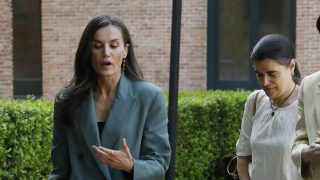 La Reina Letizia delante de Mercedes Araújo. (Foto: Gtres)