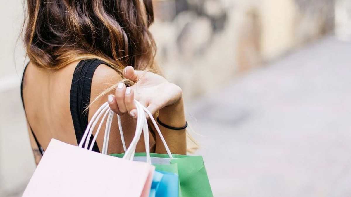 Se confirma la fecha y es oficial: este día empiezan las rebajas de verano en Zara, Mango, Parfois…