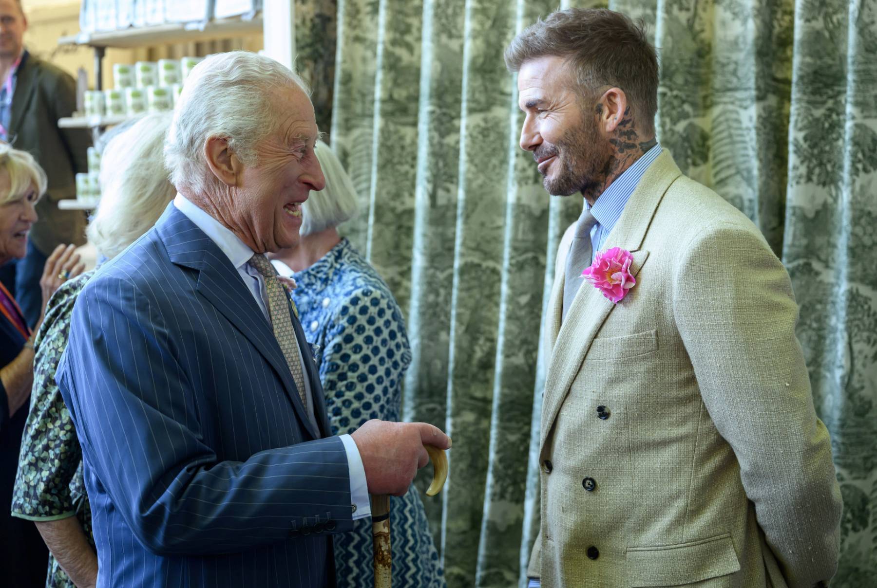 El rey Carlos III y David Beckham en un acto oficial. (Foto: Gtres)