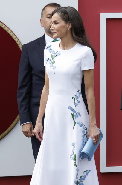La Reina Letizia triunfa en las Fuerzas Armadas con un impresionante vestido blanco