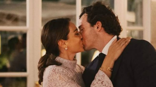 Tamara Falcó e Íñigo Onieva dándose un beso. (Foto: Gtres)