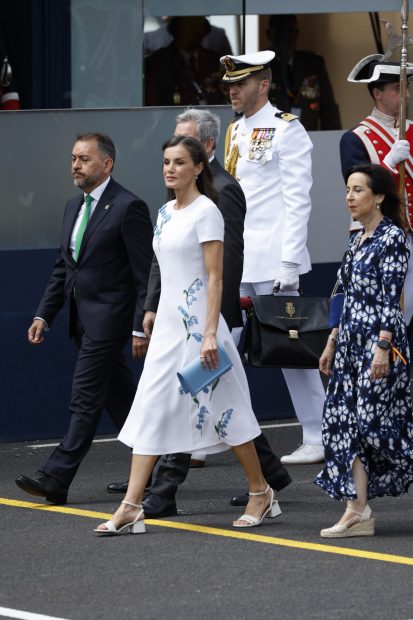 La Reina Letizia triunfa en las Fuerzas Armadas con un impresionante vestido blanco