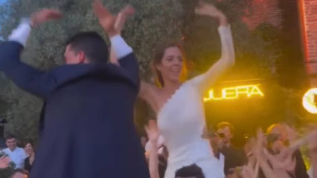 Jaime Lorente y Marta Goenaga disfrutando de su boda. (Foto: Instagram)