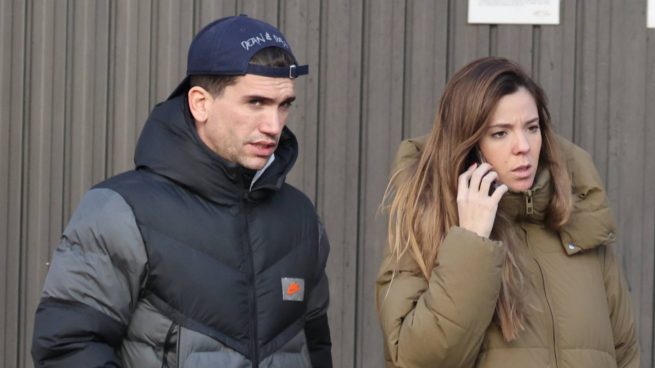 Jaime Lorente y Marta Goenaga paseando. (Foto: Gtres)