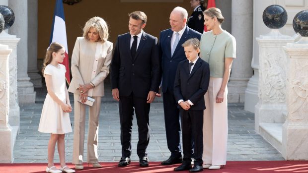 La familia real de Mónaco junto a los Macron. (Foto: Gtres)