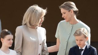 Charlene de Mónaco afectuosa con Brigitte Macron. (Foto: Gtres)
