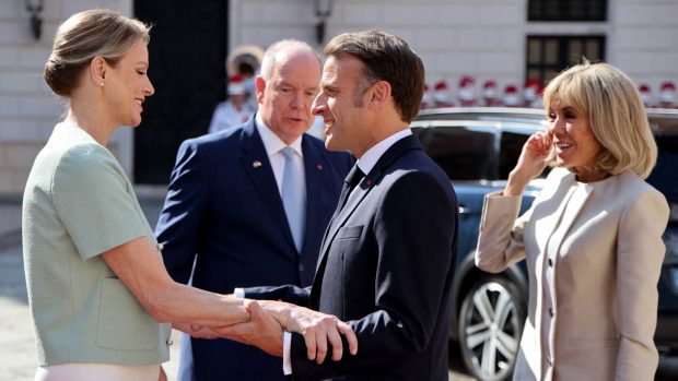 Charlene de Mónaco saludando a Emmanuel Macron. (Foto: Gtres)