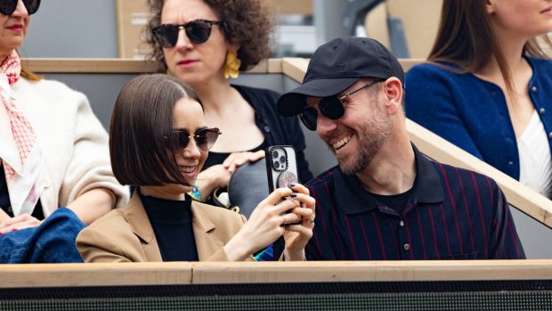 Lili Collins y Charlie McDowell en en el torneo Roland Garros. (Foto: Gtres)