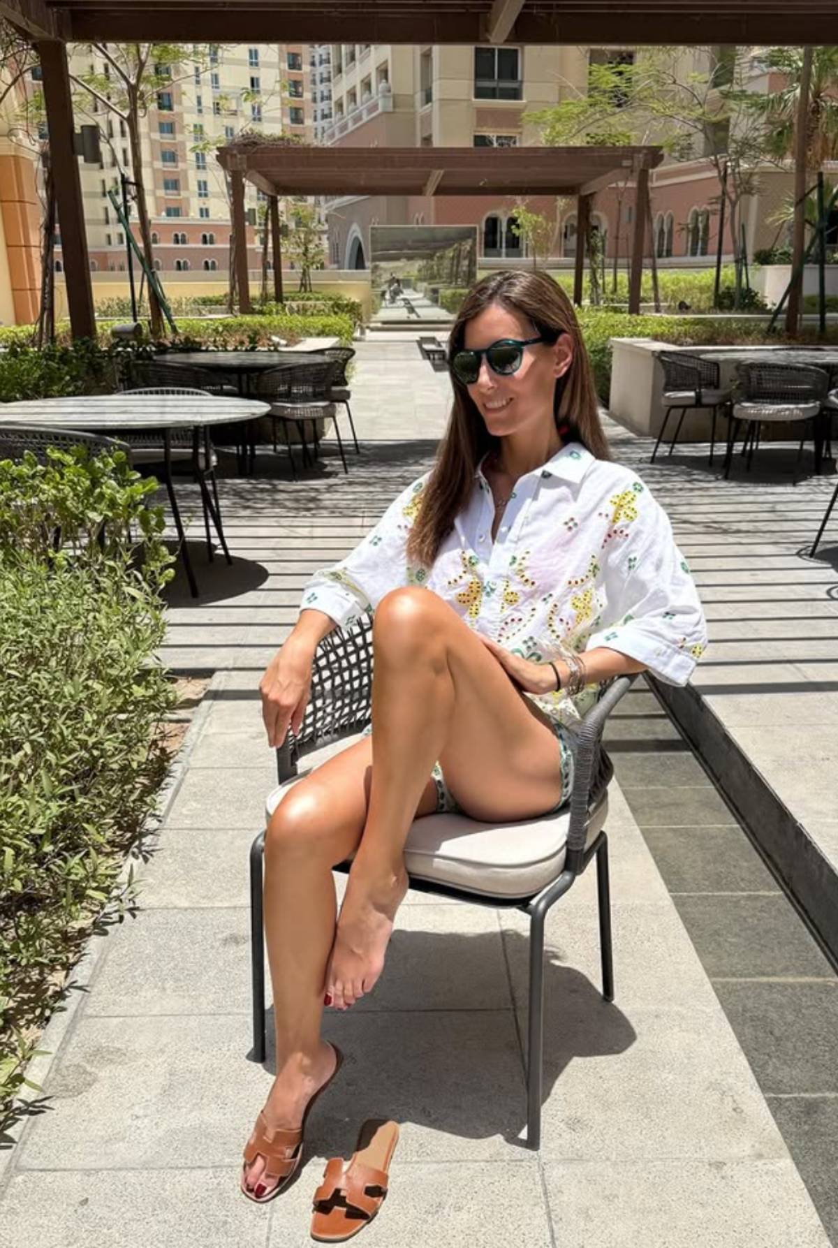 Ana Boyer posa al sol dejando a la vista unas piernas perfectamente bronceadas. (Redes Sociales)