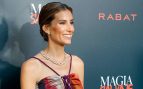 Ana Boyer deslumbra en la alfombra roja con su piel bronceada y luminosa. (Gtres)