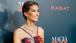 Ana Boyer deslumbra en la alfombra roja con su piel bronceada y luminosa. (Gtres)