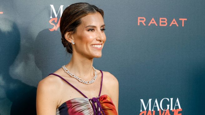 Ana Boyer deslumbra en la alfombra roja con su piel bronceada y luminosa. (Gtres)
