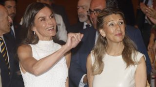 La Reina Letizia y Yolanda Díaz en la XVII edición de la iniciativa ‘Euros de tu nómina’. (Foto: Gtres)