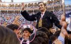 Morante Jr. lleva a su padre a hombros, desde Las Ventas hasta el Wellington, tras su gesta en Madrid