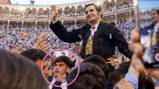 Morante de la Puebla y su hijo en la Plaza de Toros de Las Ventas. (Foto: Gtres)