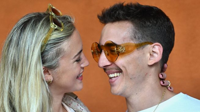 Miguel Herrán y su pareja en la final de Ronald Garros. (Foto: Gtres)