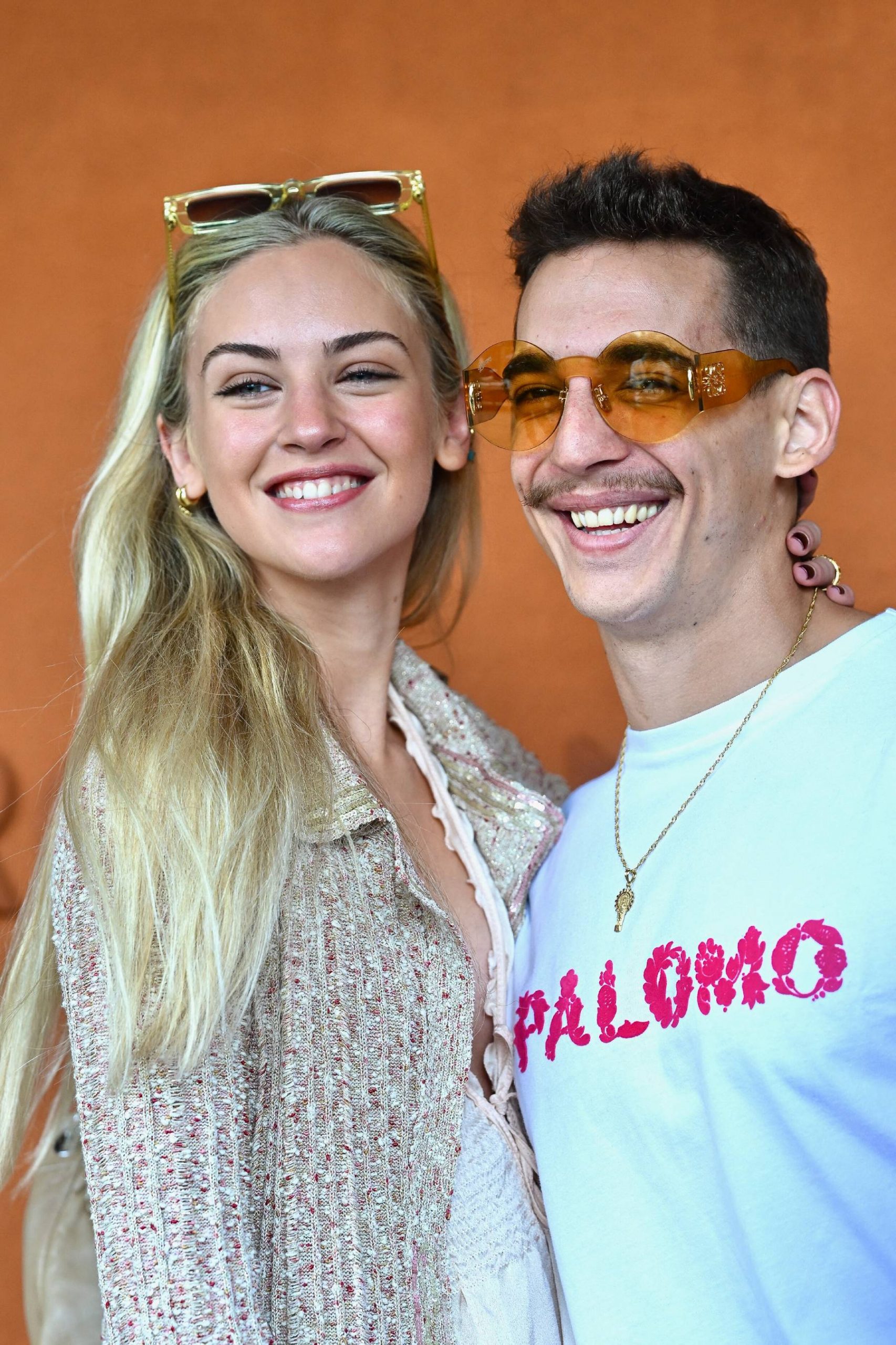 Miguel Herrán y su pareja en la final de Ronald Garros. (Foto: Gtres)