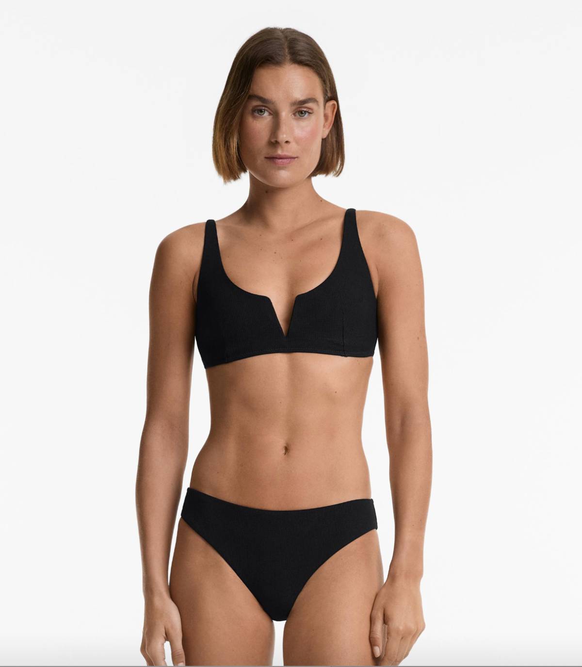 Oysho – Bikini con escote rígido en V.