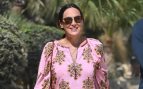 Tamara Falcó vestida con un kaftán o blusón amplio de color rosa con estampado floral en tonos mostaza y negro. (Gtres)