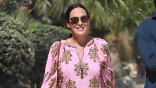 Tamara Falcó vestida con un kaftán o blusón amplio de color rosa con estampado floral en tonos mostaza y negro. (Gtres)