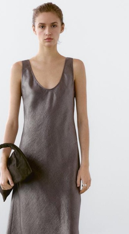 El vestido metalizado de lino triunfa en Massimo Dutti: el fondo de armario que no pasa de moda