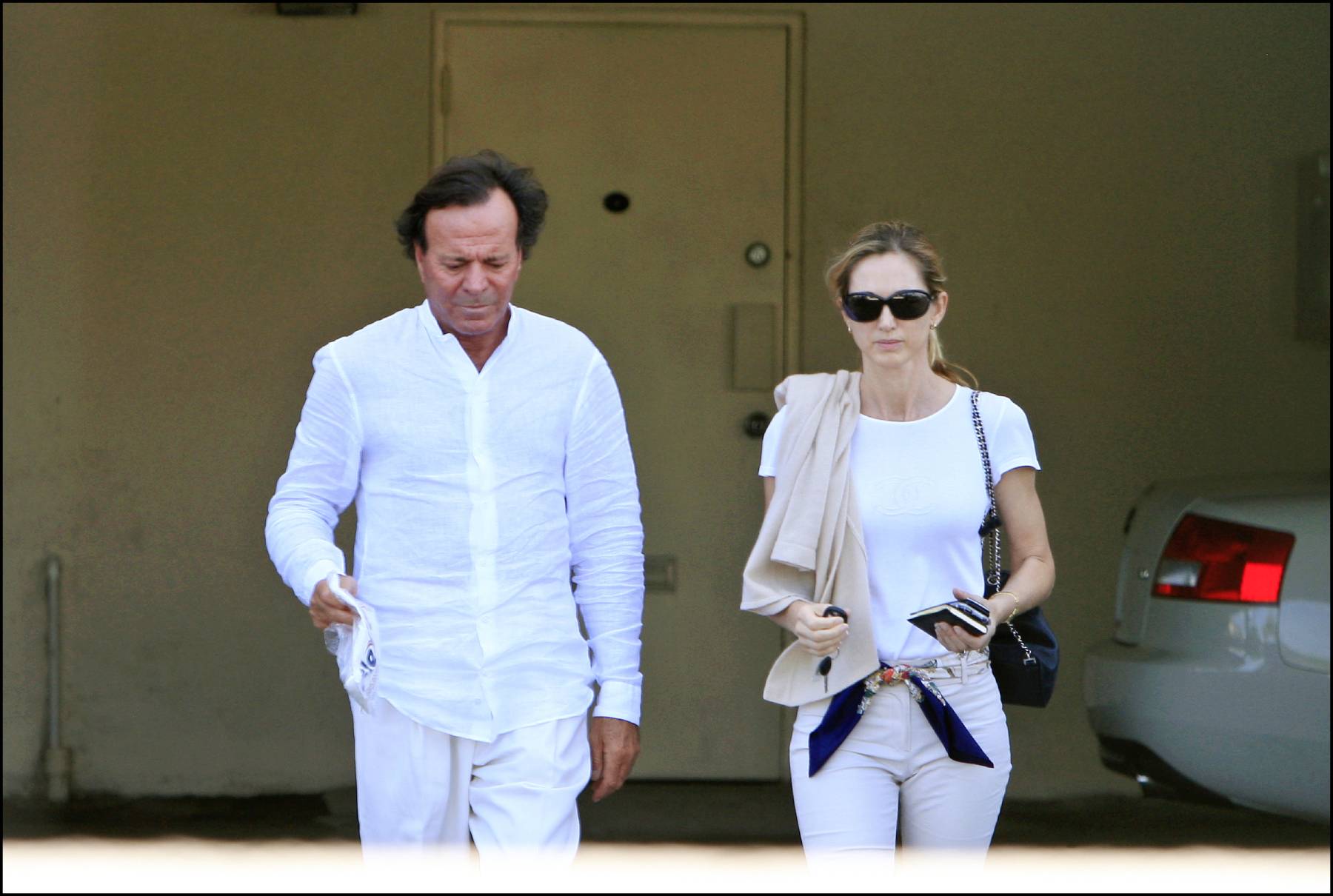 Julio Iglesias y Miranda Rijnsburger en Miami. (Foto: Gtres)