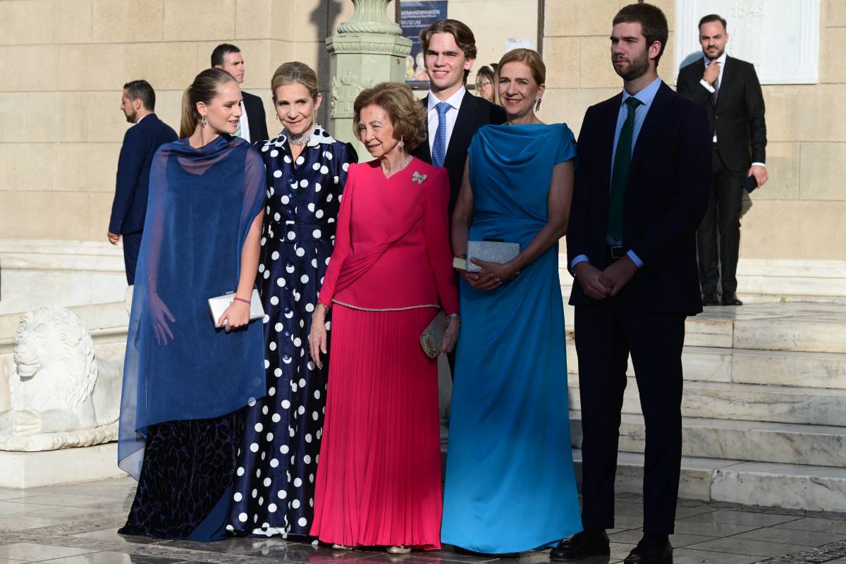 La reina Sofía, las infantas Elena y Cristina, e hijos de la infanta Cristina durante la boda de Teodora de Grecia en Atenas. (Gtres)