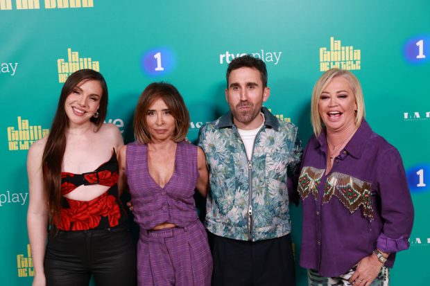 Inés Hernand, María Patiño, Aitor Albizua y Belén Esteban en el estreno de 'La familia de la tele'. (Foto: Gtres)