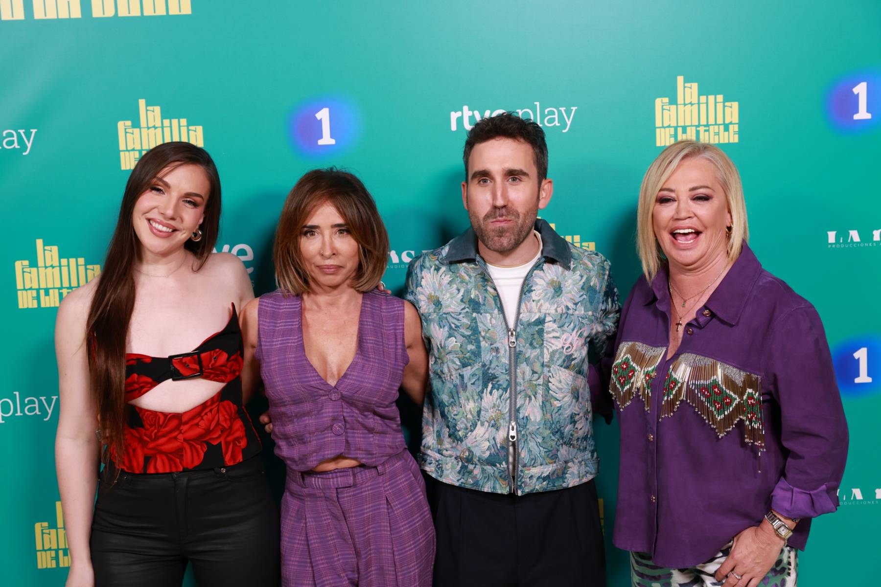 Inés Hernand, María Patiño, Aitor Albizua y Belén Esteban en el estreno de 'La familia de la tele'. (Foto: Gtres)