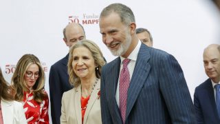 La infanta Elena y el Rey Felipe VI en un acto oficial. (Foto: Gtres)