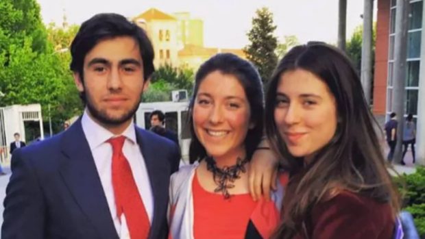 Gela junto a sus dos hermanos. (Foto: Redes sociales)