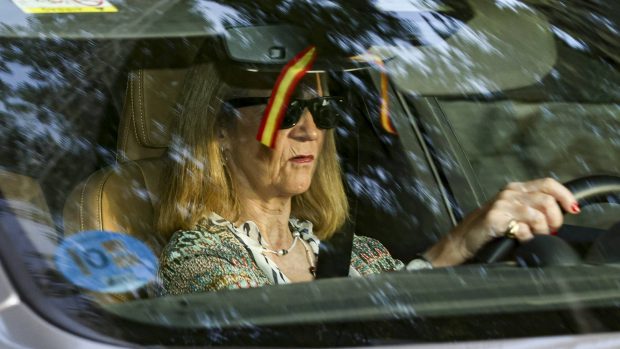 La infanta Elena en un coche. (Foto: Gtres)
