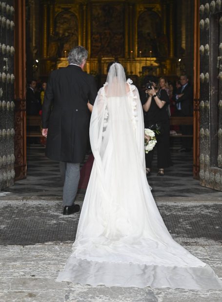 Leticia Fernández de Villavencio entrando a su boda. Foto: Gtres)