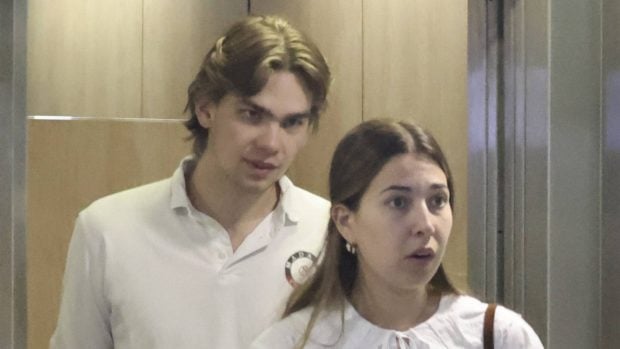 Miguel Urdangarin y Olympia Beracasa en un parking. (Foto: Gtres)