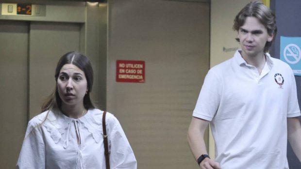 Miguel Urdangarin y Olympia Beracasa en un parking. (Foto: Gtres)