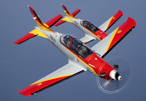 La aeronave Pilatus PC-21 volando en el festival Aire 25. (Foto: Gtres)