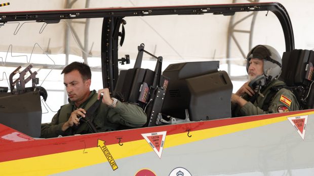 Felipe VI en la aeronave Pilatus PC-21. (Foto: Gtres)