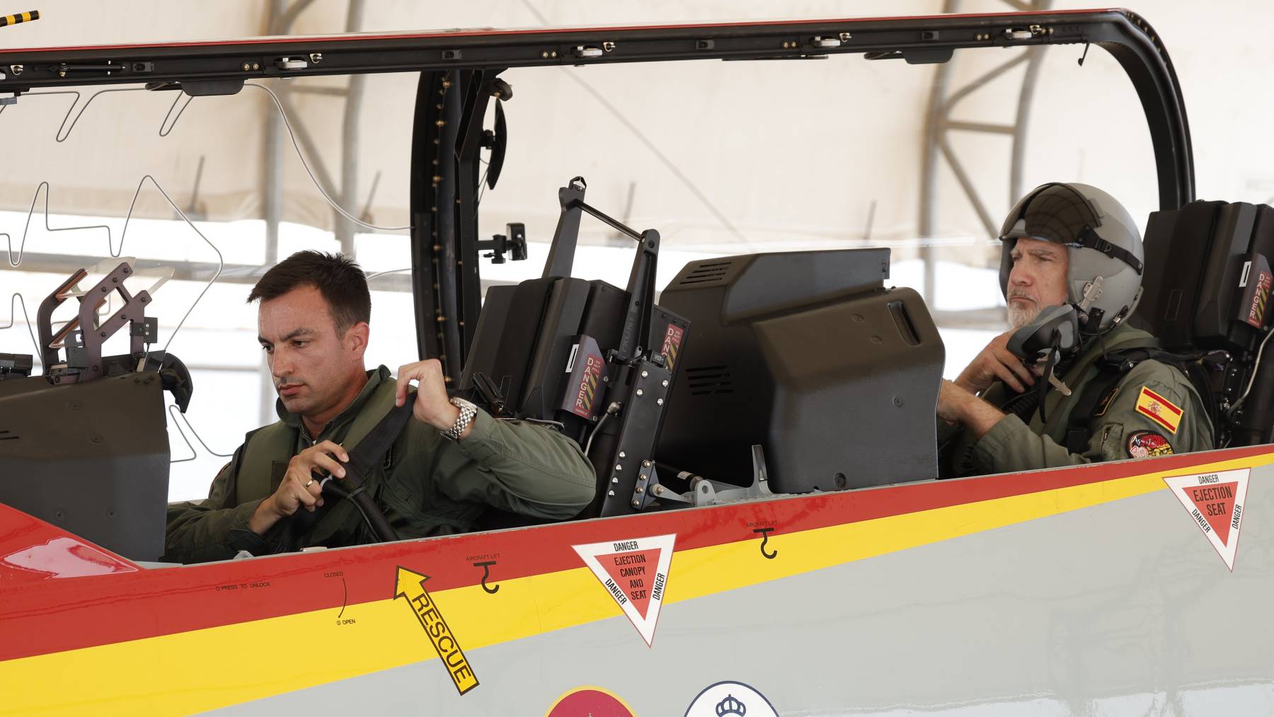 Felipe VI en la aeronave Pilatus PC-21. (Foto: Gtres)