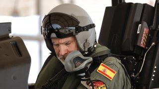 Felipe VI en la aeronave Pilatus PC-21. (Foto: Gtres)