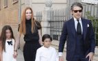 Olivia de Borbón y Julián Porras-Figueroa junto a sus dos hijos. (Foto: Gtres)